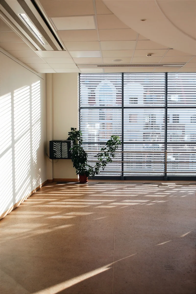 Blick in eine fertig ausgebaute Bürofläche, wie sie der digitale Zwilling zeigt